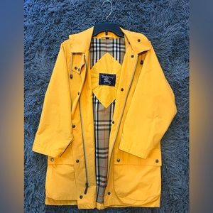 Authentic Women’s Burberry Rain Coat Jacket Size XS But Can Fit Up To Medium.